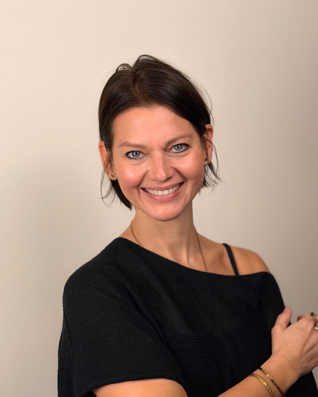 Caroline Esser, Gründerin von SATYA 91 in Köln-Lövenich, als Brustbild vor hellem Hintergrund