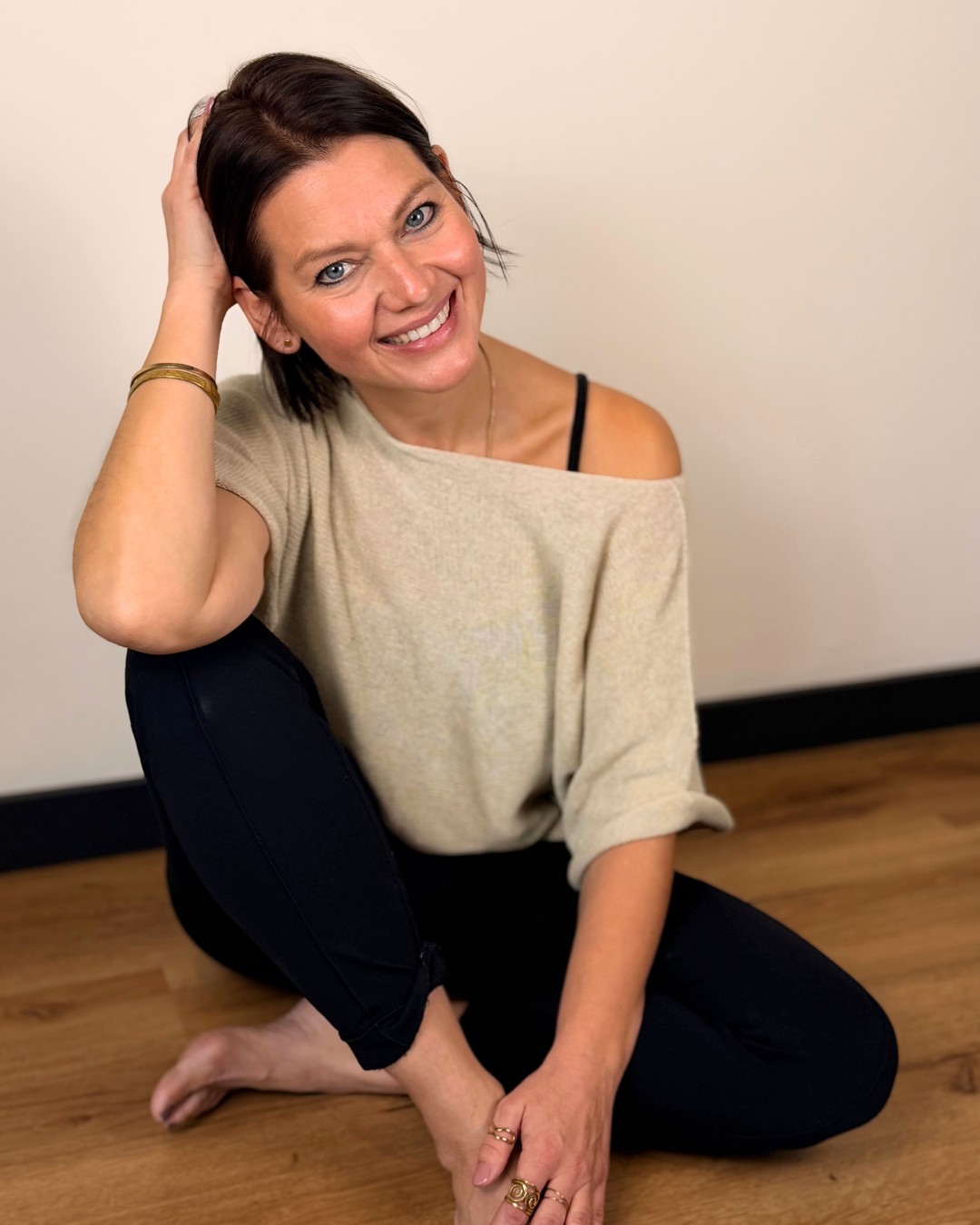 Caroline Esser sitzt entspannt auf dem Boden des SATYA 91 in Köln-Lövenich
